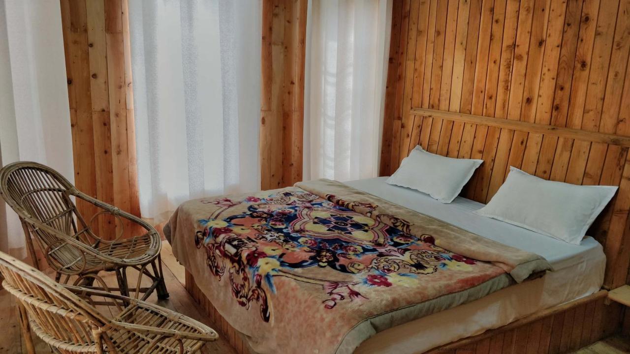 Loghouse At Khajjiar Lake Exterior foto